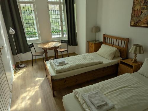 Postel nebo postele na pokoji v ubytování Hotel Pension Waizenegger am Kurfürstendamm