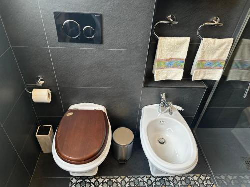 a bathroom with a toilet and a bidet and a sink at villa Landana in Intra