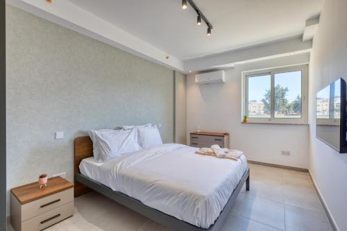 Un pat sau paturi într-o cameră la Luxury 1 Bedroom Central St Julians Sleeps 4