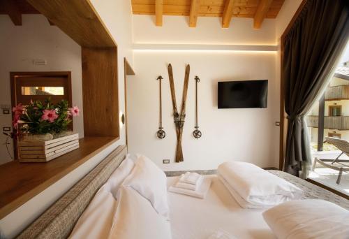 una camera da letto con un letto con due cuscini di Maison Boutique Private Chalets a Sappada