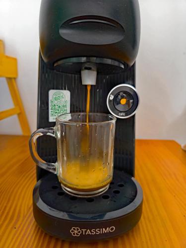 - une cafetière dans l'établissement Le Letizia-Wifi-Netflix-Balcon-Friche Belle de mai Urban NestConciergerie, à Marseille