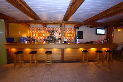 eine Bar in einem Restaurant mit Hockern davor in der Unterkunft Guesthouse Mõisa Ait in Võru