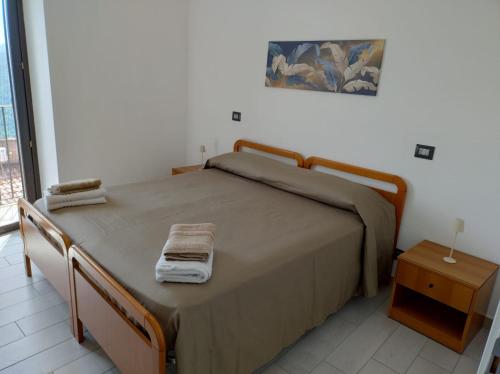 Un dormitorio con una cama con dos toallas encima. en A Posticastello, en Castelluccio Superiore