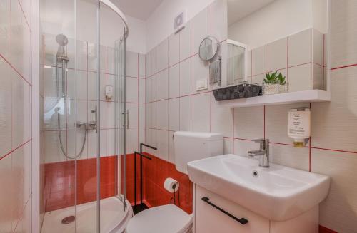 Phòng tắm tại Apartment TRIES 3 with heated pool and sea view