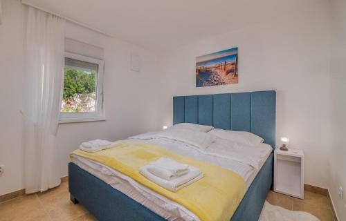Giường trong phòng chung tại Apartment TRIES 3 with heated pool and sea view