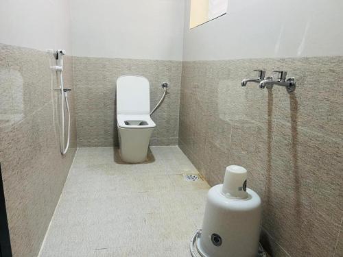 Un baño de Aashira Residency