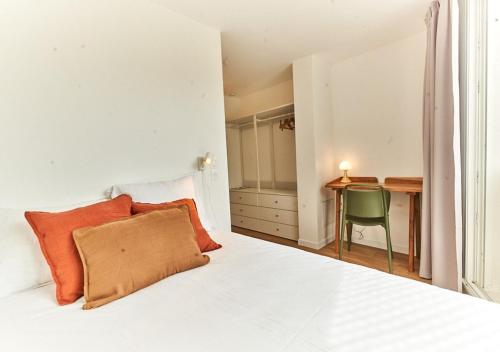 a bedroom with a bed and a table and a desk at LA QUINTA - Suites privées & salon cuisine partagé in Bègles