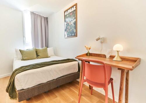 a bedroom with a bed and a desk with a chair at LA QUINTA - Suites privées & salon cuisine partagé in Bègles
