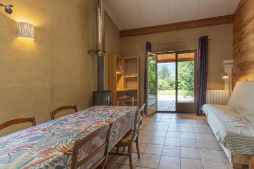 Ένα ή περισσότερα κρεβάτια σε δωμάτιο στο Chalet Bleu - Piscine Partagée