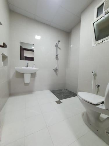 un bagno bianco con lavandino e WC di اجنحه اسوار للشقق الفندقيه a Salalah