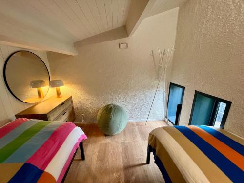 1 Schlafzimmer mit 2 Betten und einem Wandspiegel in der Unterkunft Magnifique Villa en Dordogne Piscine chauffée in Saint-Aulaye