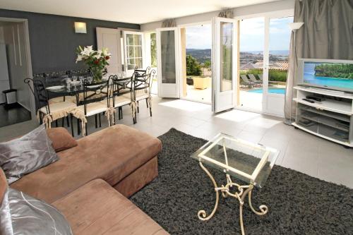 Photo de la galerie de l'établissement SOPHIES HOMES VILLA PANORAMIC SEA VIEW and POOL, à Mandelieu-la-Napoule