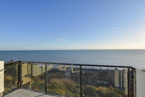 HollingtonSeascape - 2 bedroom flat with panoramic sea views的从建筑物的阳台上欣赏海景