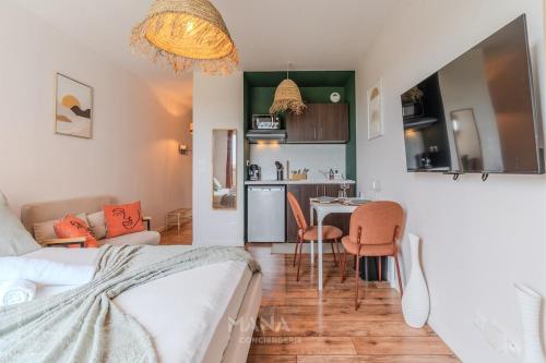 a kitchen and a living room with a table and chairs at Le Tahiti, 2 pers, 10 min Disneyland Paris in Marne-la-Vallée