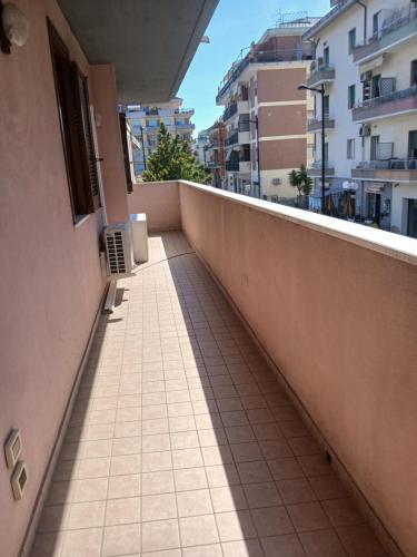 una passerella sul lato di un edificio di DOMUS Pescara a Pescara