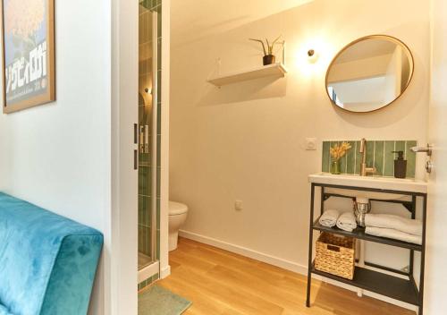 a bathroom with a toilet and a mirror on the wall at LA QUINTA - Suites privées & salon cuisine partagé in Bègles