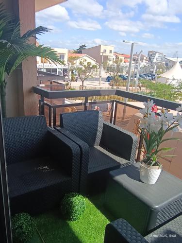 un patio con due sedie e un tavolo su un balcone di Studio Valras-Plage a Valras-Plage