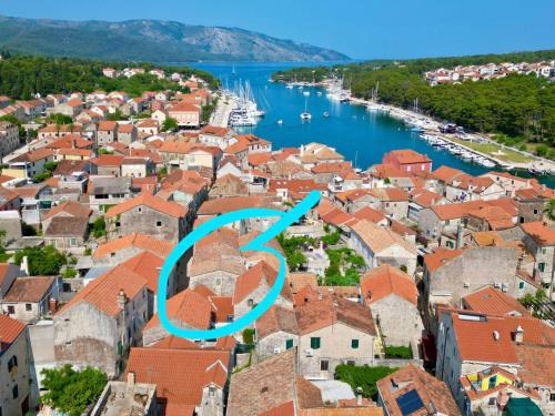 una vista aerea di una città con una freccia blu di "Historic Stone Loft" - ZF Stari Grad a Stari Grad (Cittavecchia)