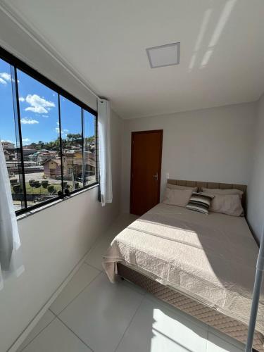 Postel nebo postele na pokoji v ubytování Apartamento 2qts vista para as montanhas