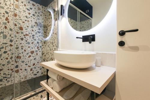 a bathroom with a white sink and a mirror at cvm 19 in Milan