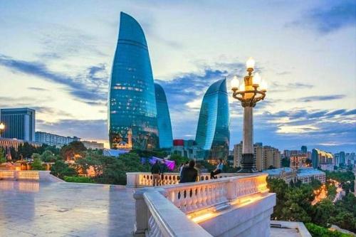 Ein allgemeiner Blick auf Baku oder ein Stadtblick von des Hotels aus