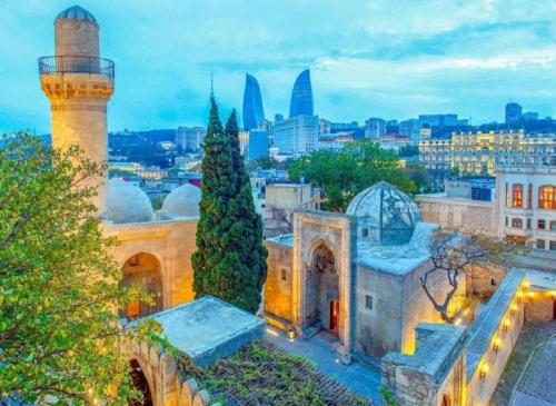 Ein allgemeiner Blick auf Baku oder ein Stadtblick von des Hotels aus
