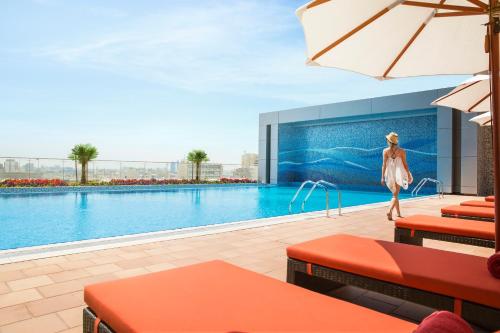 una representación de la piscina en un hotel en Downtown Rotana, en Manama