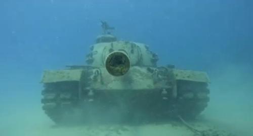 卡斯Neptune Dive Club的一列火车被雪覆盖着，上面有蓝色