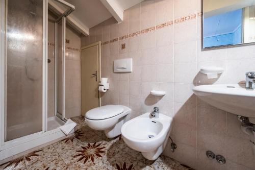Koupelna v ubytování Albergo Monte Giove