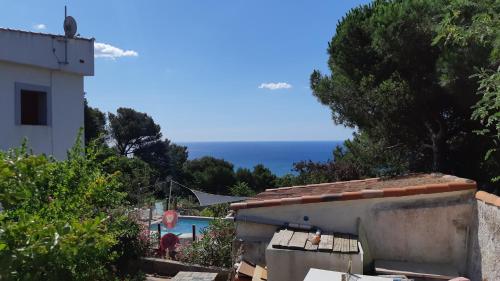 HAUT DE VILLA au MONT ST CLAIR VUE EXCEPTIONNELLE MER et FORÊT terrasses, piscine, pétanque, solarium privés