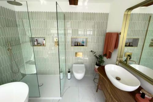 a bathroom with a shower and a toilet and a sink at City Penthouse with 3 floors , Super King Bed , with secret garden in Birmingham