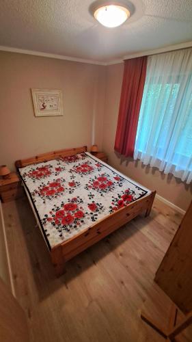 プラウ・アム・ゼーにあるMeenaの赤い花が飾られたベッドのある寝室