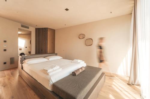 Ένα ή περισσότερα κρεβάτια σε δωμάτιο στο Casacon Music Hotel Sirolo