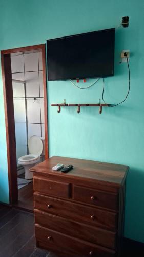 Televisyen dan/atau pusat hiburan di Pousada da Tia penha