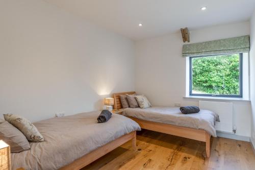 ブラントンにあるLittle Comfort Farmの窓のある部屋にベッドが2つある