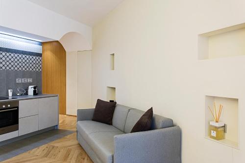 sala de estar con sofá y cocina en Maison Laghetto - Apartment Suite, en Milán
