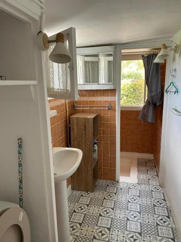 une petite salle de bain avec un lavabo et des toilettes dans l'établissement La farigoulette, à Rayol-Canadel-sur-Mer