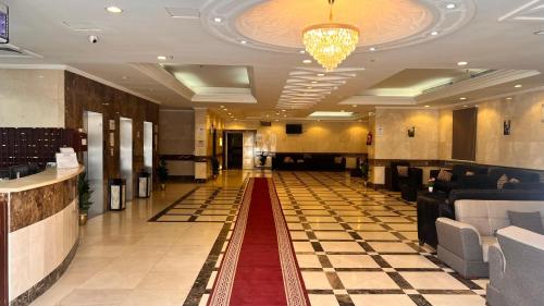 a lobby of a hotel with a long hallway at Al-Kkulfaa Al-Faisaliah - فندق الخلفاء الفيصليه in Makkah