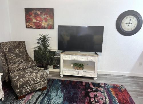 TV a/nebo společenská místnost v ubytování Private Lower Level Suite in Home-Sep Entrance!