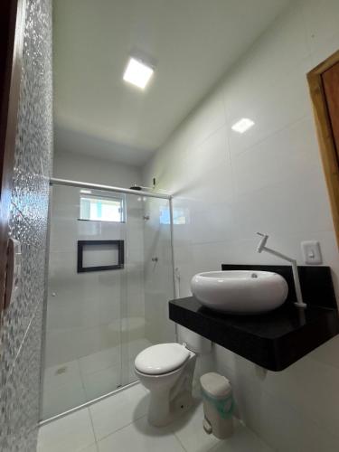 Un baño con ducha, inodoro y lavabo. en Casa Por Do Sol, en Salinópolis
