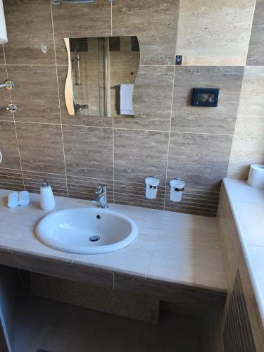 a bathroom with a sink and a mirror at SMARTnoOK Rooms and Apartment in Šmartno