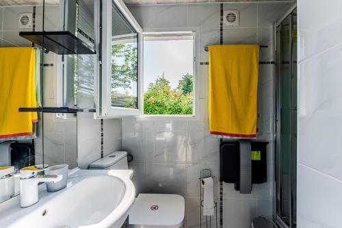 a bathroom with a sink and a window at Henriela - Studio 2 personnes in Gujan-Mestras