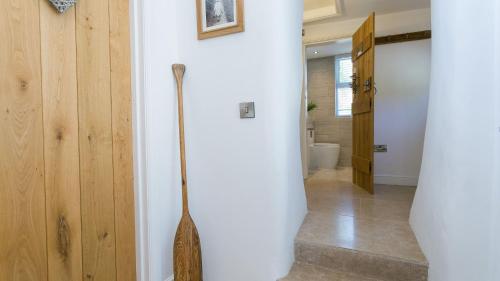 una habitación con una tabla de surf apoyada en una pared en Fron Olau, en Nefyn