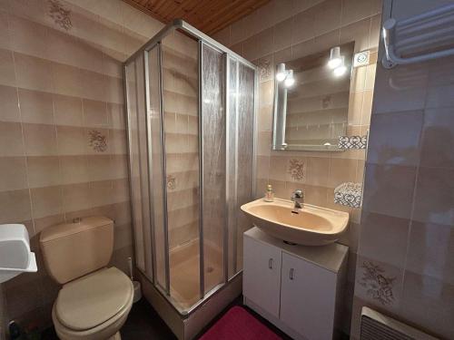 une salle de bain avec toilettes, douche et lavabo dans l'établissement Maison avec véranda, proche océan, 3 chambres, parking privé - Saint-Jean-de-Monts - FR-1-224C-276, à Saint-Jean-de-Monts