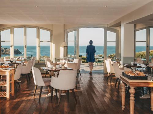 a restaurant with a view of the ocean at Le Grand Large, Belle-Ile-En-Mer in Bangor