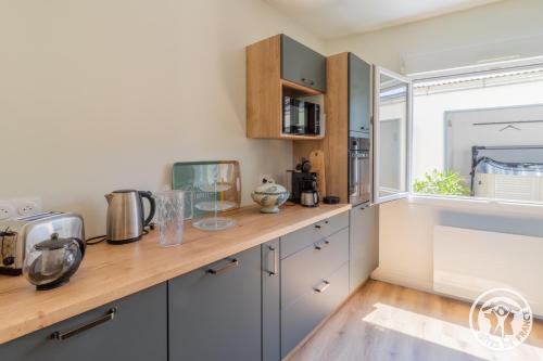Una cocina o zona de cocina en Gîte Ecrin de Verdure Jacuzzi et piscine