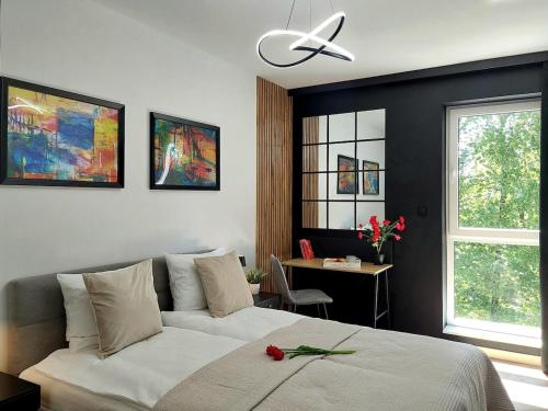 sypialnia z łóżkiem i wentylatorem sufitowym w obiekcie Modern Apartment w Bielsku Białej