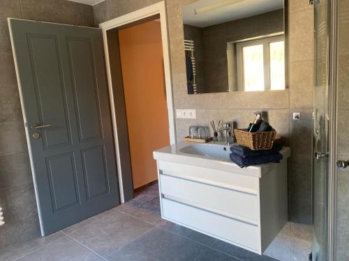 a bathroom with a sink and a mirror at Schössersmühle in Eisenberg