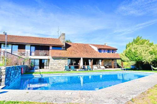 a house with a swimming pool in front of a house at Quinta do Boição in Lisbon