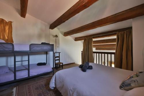 a bedroom with two bunk beds and a window at Melusine in Sausset-les-Pins